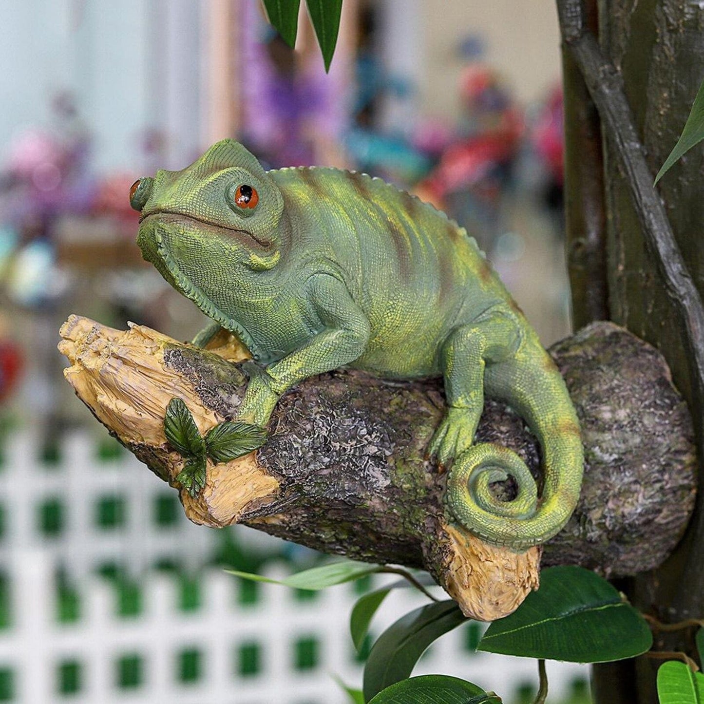 Pryskyřice chameleon figurky na stromě